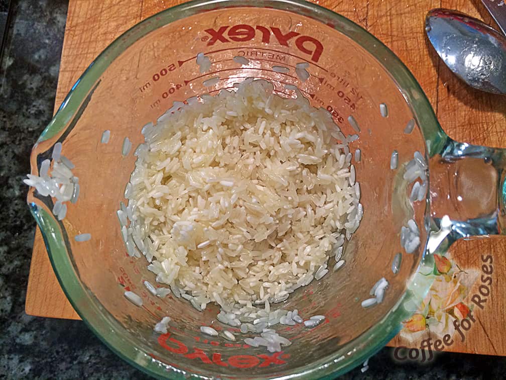 Measure out one tablespoon of raw rice for every tomato you have, and add an extra tablespoon "for the pot." (The more is more approach.) Pour the oil and garlic mix into this raw rice and stir well so it's evenly blended.